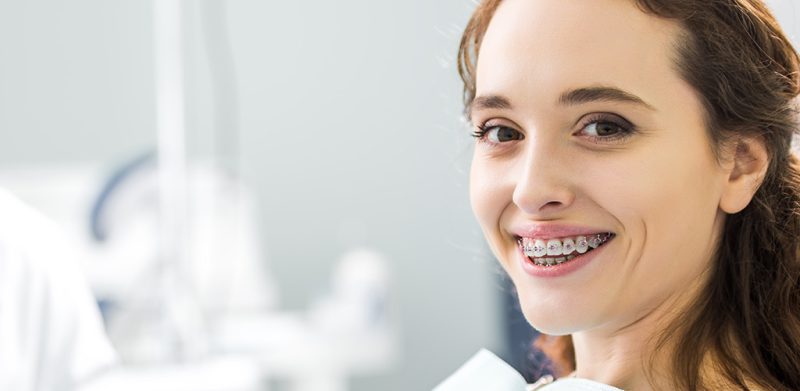 Ortodoncja to dziedzina stomatologii, która zajmuje się leczeniem wad zgryzu i nieprawidłowego ustawienia zębów za pomocą aparatów ortodontycznych oraz innych metod leczenia.