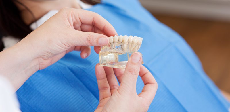 Stomatologia protetyka to dziedzina stomatologii, która zajmuje się uzupełnianiem braków zębowych poprzez wykonywanie różnego rodzaju protez zębowych, takich jak protezy ruchome, szkieletowe czy stałe.