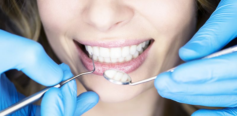 Stomatologia estetyczna to dziedzina stomatologii, która zajmuje się poprawą wyglądu zębów i uśmiechu poprzez różne zabiegi, takie jak wybielanie zębów, korekcja kształtu zębów czy uzupełnianie braków zębowych specjalnymi protezami.