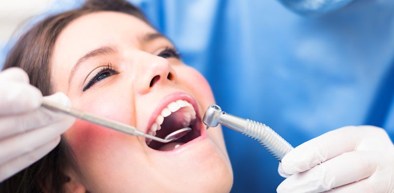 Stomatologia zachowawcza to dziedzina stomatologii, która zajmuje się leczeniem i utrzymywaniem zdrowia zębów i jamy ustnej.