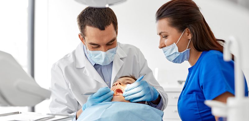 Stomatologia dziecięca to dziedzina stomatologii, która zajmuje się leczeniem zębów i jamy ustnej dzieci oraz młodzieży.