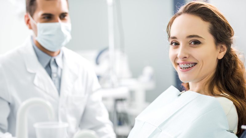 Ortodoncja to dziedzina stomatologii, która zajmuje się leczeniem wad zgryzu i nieprawidłowego ustawienia zębów.